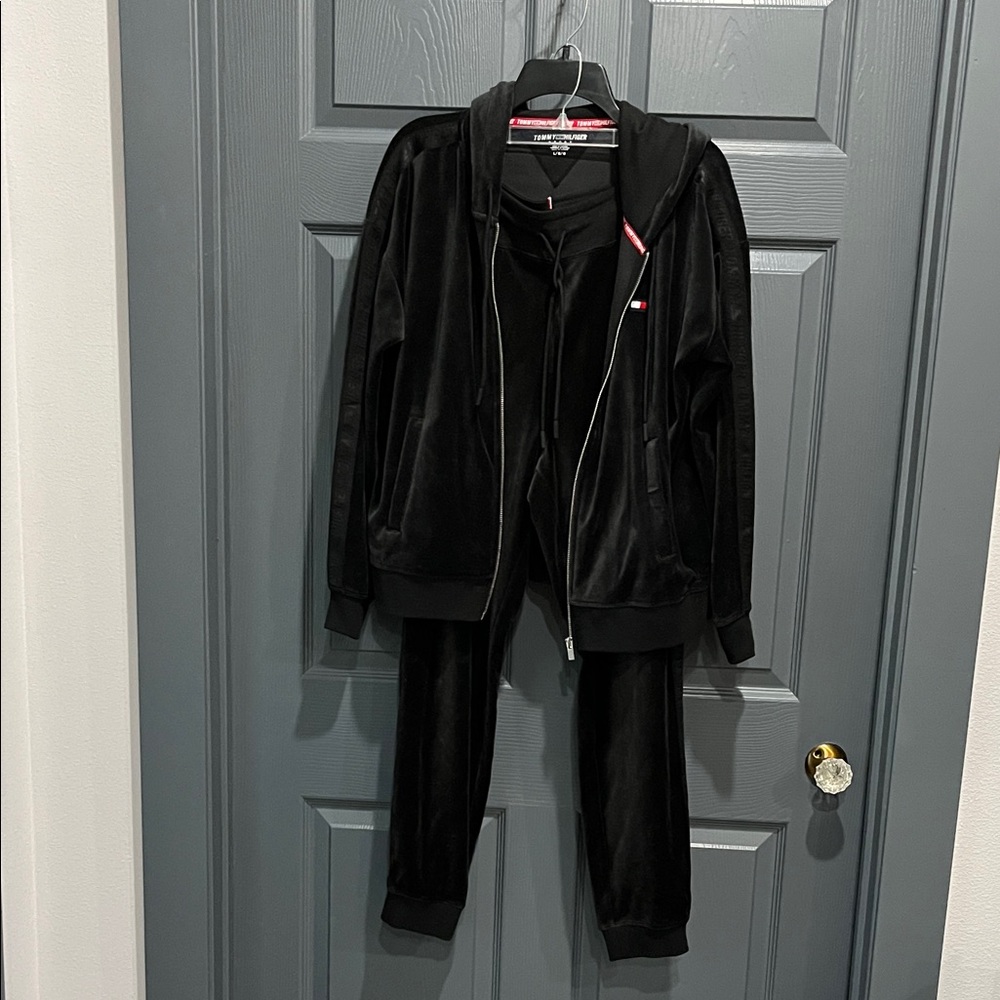 Tommy Hilfiger leisure/ jogging suit
NWOT